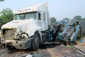 Quảng Ninh: Xe tải đấu đầu xe container, 2 người thương vong