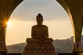 Trục vớt tượng Phật cổ từ sông Mekong