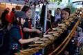 Người nước ngoài bị cuốn hút bởi nét văn hóa dân gian của Việt Nam