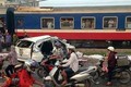 Hà Nội: Tàu hỏa đâm ô tô khiến 5 người chết, 2 người bị thương