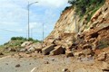 Lở núi gây chia cắt giao thông tuyến đường ven biển Ninh Thuận