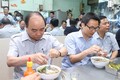 Thủ tướng Nguyễn Xuân Phúc thưởng thức món ăn đường phố và kiểm tra an toàn vệ sinh thực phẩm tại Thành phố Hồ Chí Minh