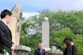 Thủ tướng Shinzo Abe đặt hoa tưởng niệm quân nhân Mỹ và công dân Nhật Bản tại Hawaii