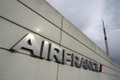 Hãng Air France yêu cầu các nữ tiếp viên hàng không phải dùng khăn che đầu khi tới Iran