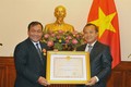 Trao tặng Huân chương Hữu nghị cho Đại sứ Vương quốc Campuchia tại Việt Nam