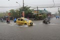 Mưa lớn, nhiều tuyến phố ở thành phố Thái Bình “hóa sông”