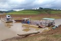 Kon Tum: Thủy điện xả nước cạn kiệt, người dân cơ cực lội bùn qua rẫy