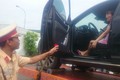 Nữ tài xế vi phạm luật giao thông, cố thủ trong ô tô bị phạt gần 5 triệu đồng