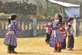 Trẻ em người Mông chơi Tết