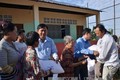 Campuchia: Tặng quà cho bà con Việt kiều có hoàn cảnh khó khăn