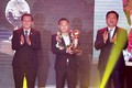Thành Lương được trao danh hiệu Quả bóng vàng Việt Nam 2016