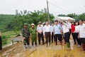 越南祖国阵线中央委员会主席陈青敏向和平省灾民赠送慰问品
