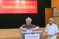 越南党、国家和政府领导人纷纷为各省水灾灾民捐款