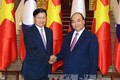越南政府总理阮春福与老挝总理通伦•西苏里举行会谈