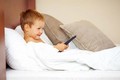 Ti vi trong phòng ngủ làm tăng nguy cơ béo phì ở trẻ