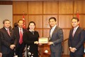 越南国会主席阮氏金银与新加坡国会议长陈川仁举行会谈