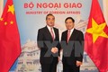 政府副总理兼外长范平明与中国外长王毅会谈