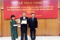 越南授予日本樱花协会主席 “致力于各民族和平与友谊”纪念章