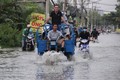 Thành phố Hồ Chí Minh: Triều cường lên cao, đường phố thành “sông”