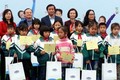 越南儿童保护基金会向兴安省贫困儿童赠送牛奶和助学金