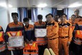 在乂安省海域遇险渔船及船上9名船员被成功救起