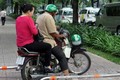 Thành phố Hồ Chí Minh gắn barie để ngăn xe máy chạy lên vỉa hè gây tranh cãi
