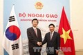 越南政府副总理兼外长范平明与韩国外长尹炳世举行会谈
