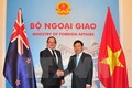 越南政府副总理兼外交部长范平明与新西兰外交部长默里·麦卡利举行会谈