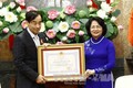 国家副主席邓氏玉盛向法国教授授予友谊勋章