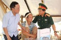 越南国会副主席杜伯巳看望慰问山罗省灾民