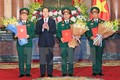 国家主席陈大光向三位晋升军衔的军官颁发决定