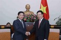 越南政府副总理兼外交部长范平明会见老挝人民革命青年团高级代表团