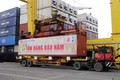 岘港港口和广宁省盖麟港迎接新年首批货物进港