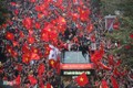 越南球迷心目中的冠军U23足球队回国 数万名球迷涌上街头欢迎