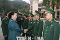 越南国会主席阮氏金银探访河江省边防部队指挥部