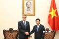 越南政府副总理兼外长范平明会见亚洲开发银行副行长格罗夫