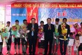 广治省向119名老挝人颁发《越南社会主义共和国入籍证书》