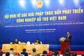 阮春福总理主持促进越南辅助工业发展各项措施会议
