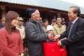 政府副总理张和平向和平省受灾群众赠送慰问品