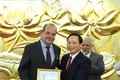 智利驻越南大使荣获“致力于各民族和平友谊”纪念章