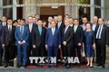 阮春福出席大型跨国集团及公司领导圆桌座谈会