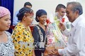 Phó Thủ tướng Thường trực Chính phủ Trương Hòa Bình tặng quà đồng bào dân tộc Chăm có hoàn cảnh khó khăn