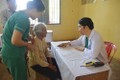 旅居柬埔寨越南人医生为旅柬越侨免费体检和发药