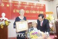 Trao Huy hiệu 75 năm tuổi Đảng tặng đồng chí Trần Quốc Hương
