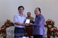 越南电影协会向老挝交接关于苏发努冯主席的资料片