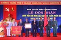 阮春福出席第五区区委宣训委员会人民武装力量英雄称号授予仪式
