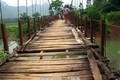  Hòa Bình: Người dân "đánh đu tính mạng" mỗi khi qua hai cây cầu treo đã xuống cấp 