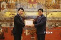 日本驻越南副大使荣获 “致力于首都建设事业”纪念章