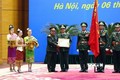 越南人民军集体和个人荣获老挝国家和国防部的勋章