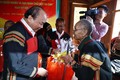 Thủ tướng Nguyễn Xuân Phúc chúc Tết và tặng quà hộ dân tộc thiểu số nghèo tại tỉnh Đắk Nông